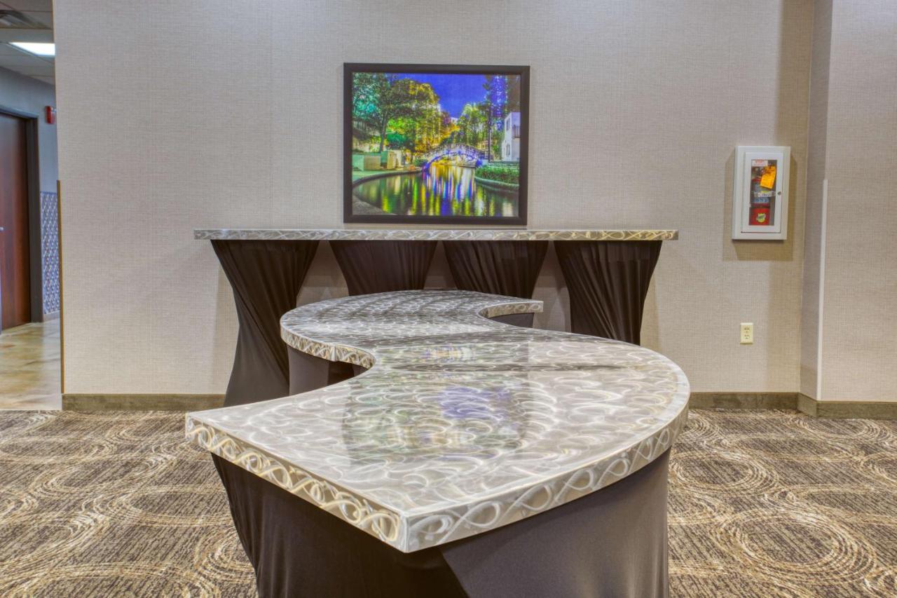 | Drury Inn & Suites San Antonio Near La Cantera