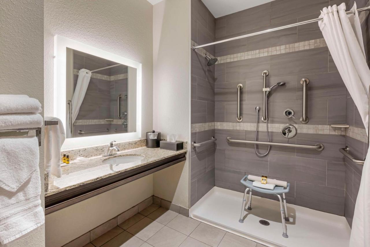 King Room with Mobility Accessible Roll-In Shower at Best Western Plus The Inn at Hells Canyon