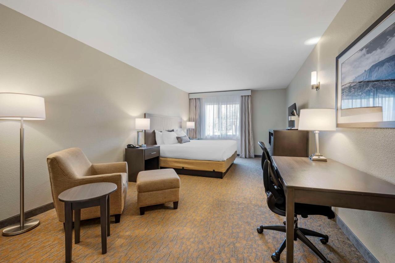 King Room with Mobility Accessible Roll-In Shower at Best Western Plus The Inn at Hells Canyon
