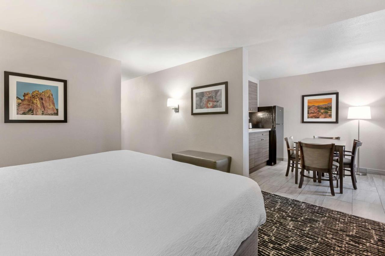 Corner King Room at Best Western Plus Sun Canyon