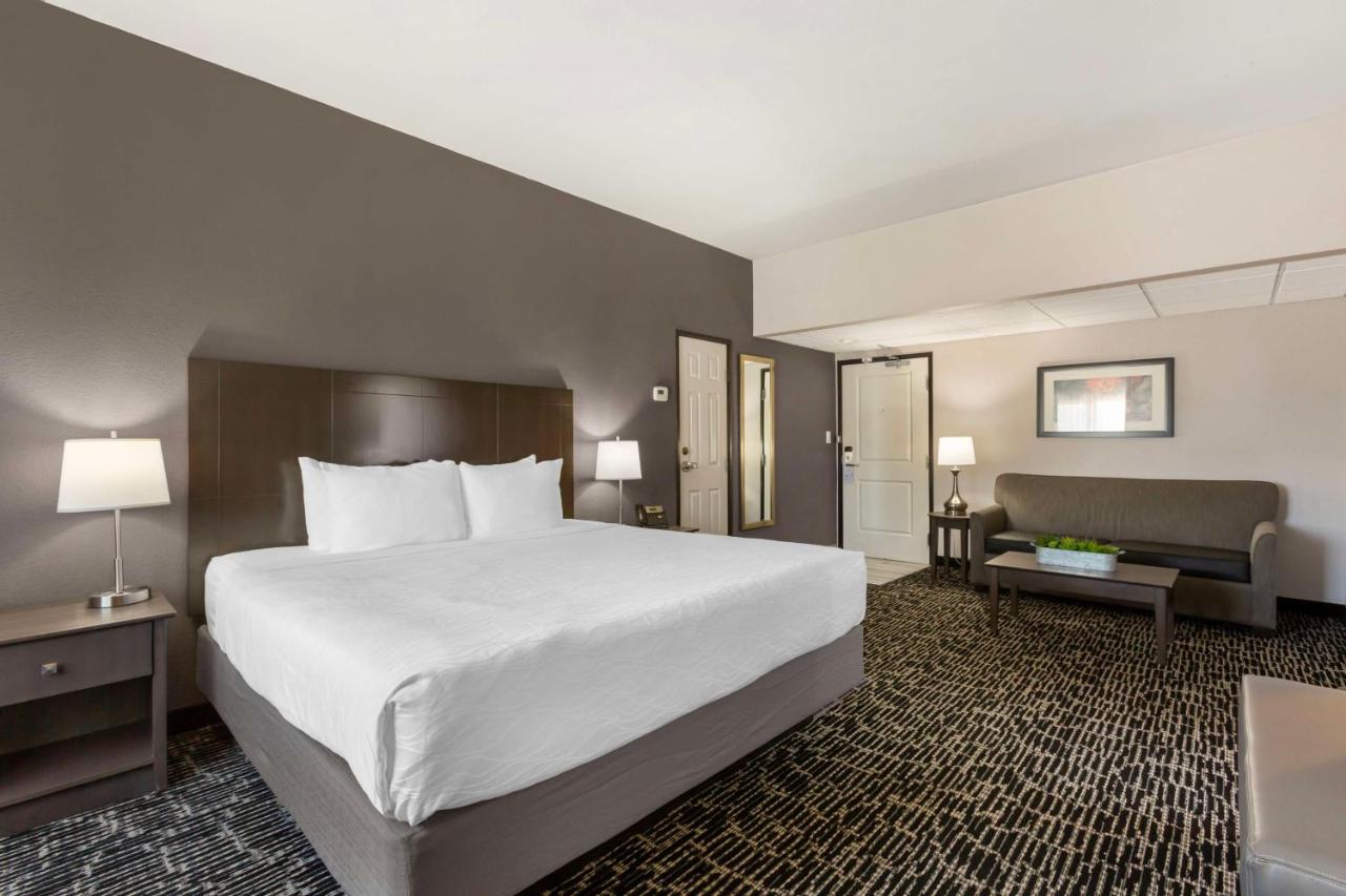 King Rom with Kitchenette at Best Western Plus Sun Canyon