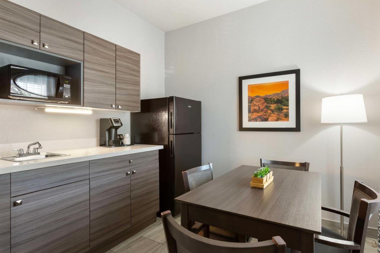 King Rom with Kitchenette at Best Western Plus Sun Canyon