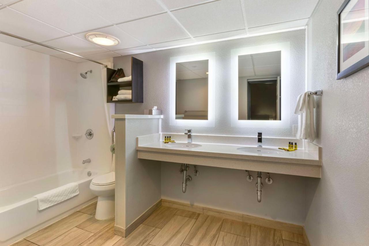 King Rom with Kitchenette at Best Western Plus Sun Canyon