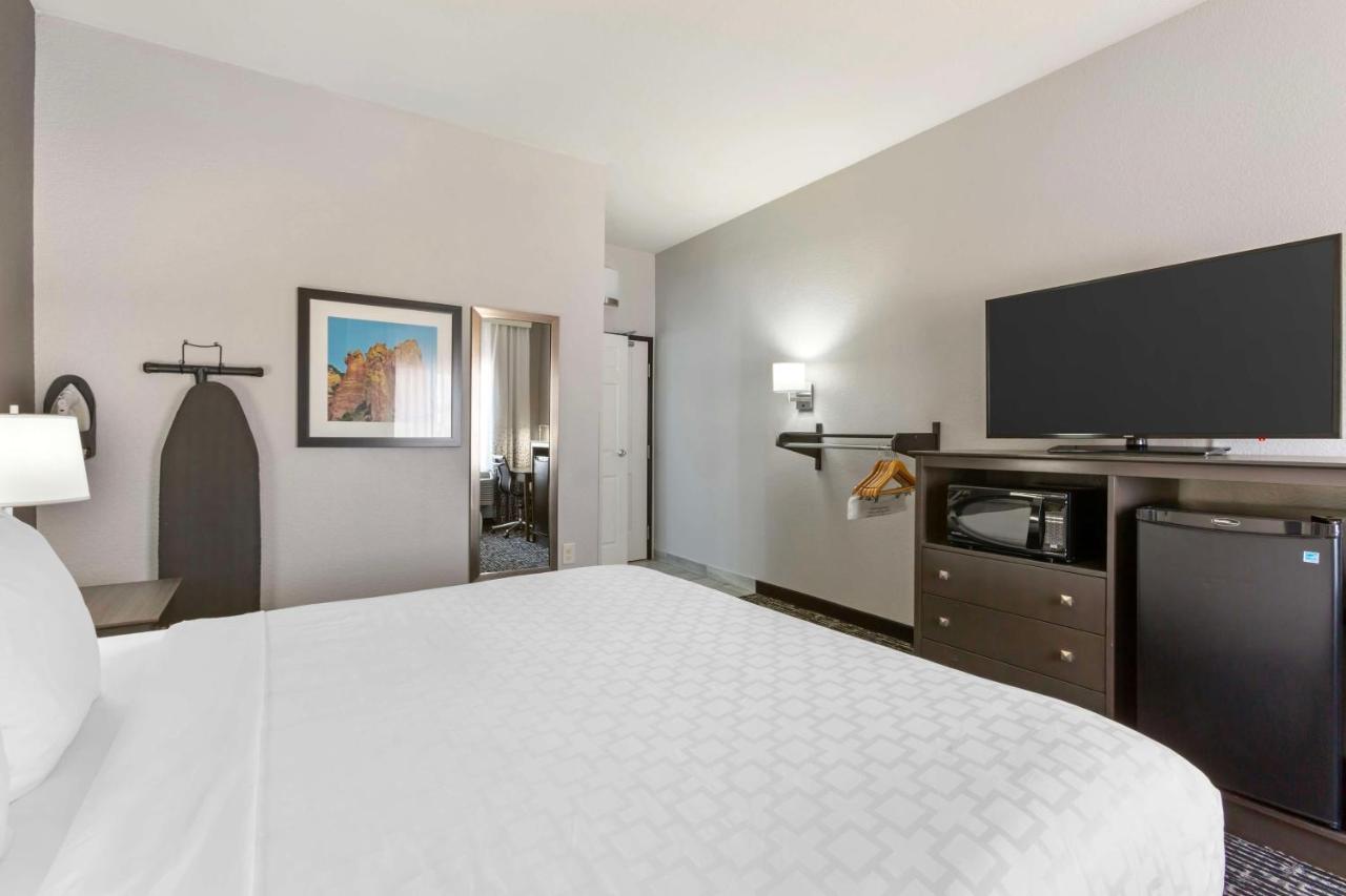 King Room with Bath Tub - Disability Access at Best Western Plus Sun Canyon