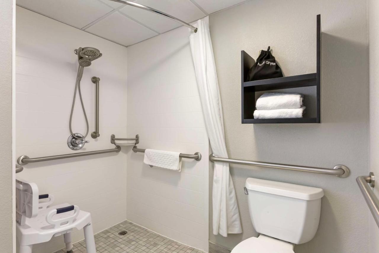 King Room with Roll-In Shower - Disability Access at Best Western Plus Sun Canyon