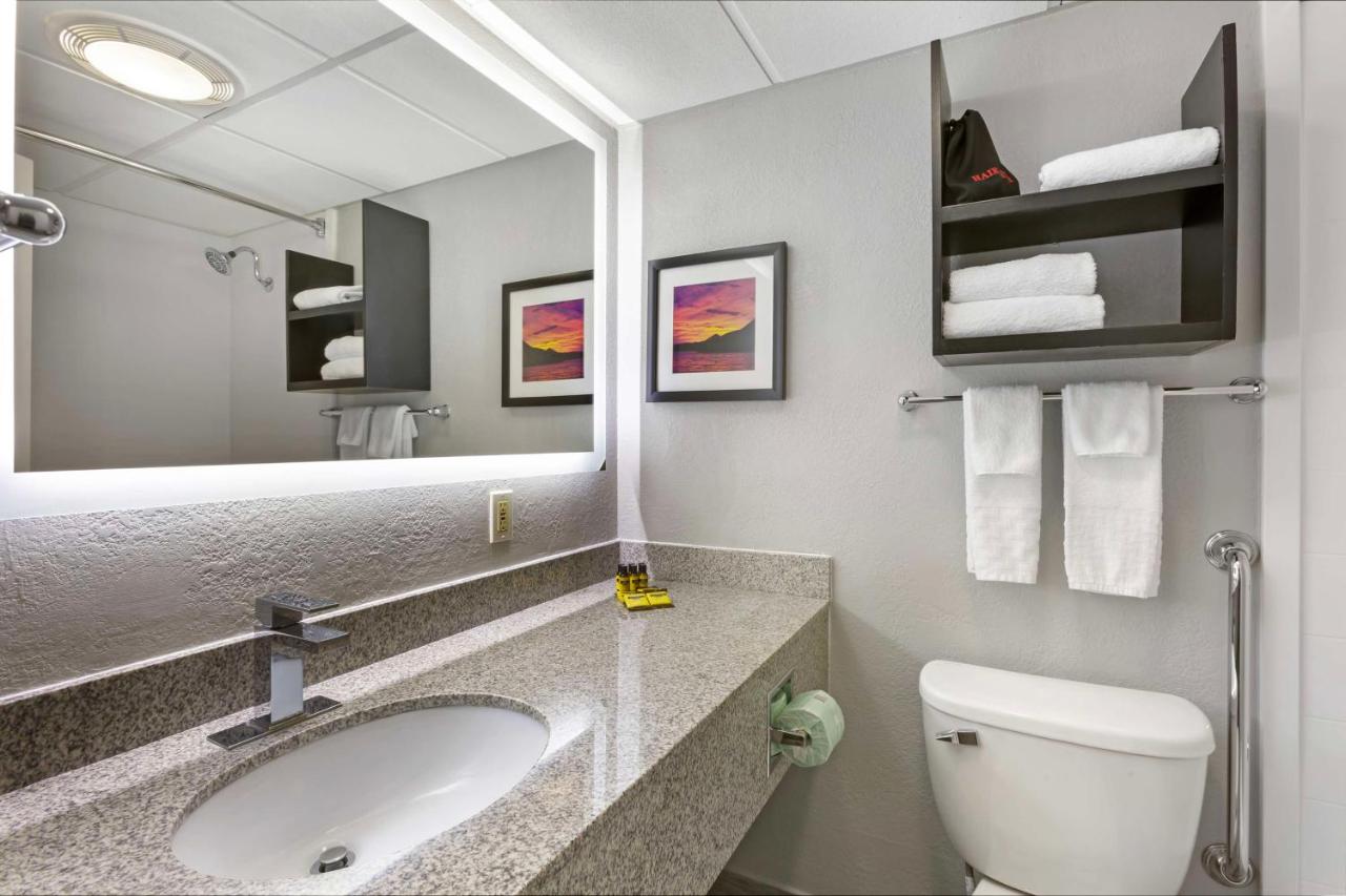 Corner King Room at Best Western Plus Sun Canyon