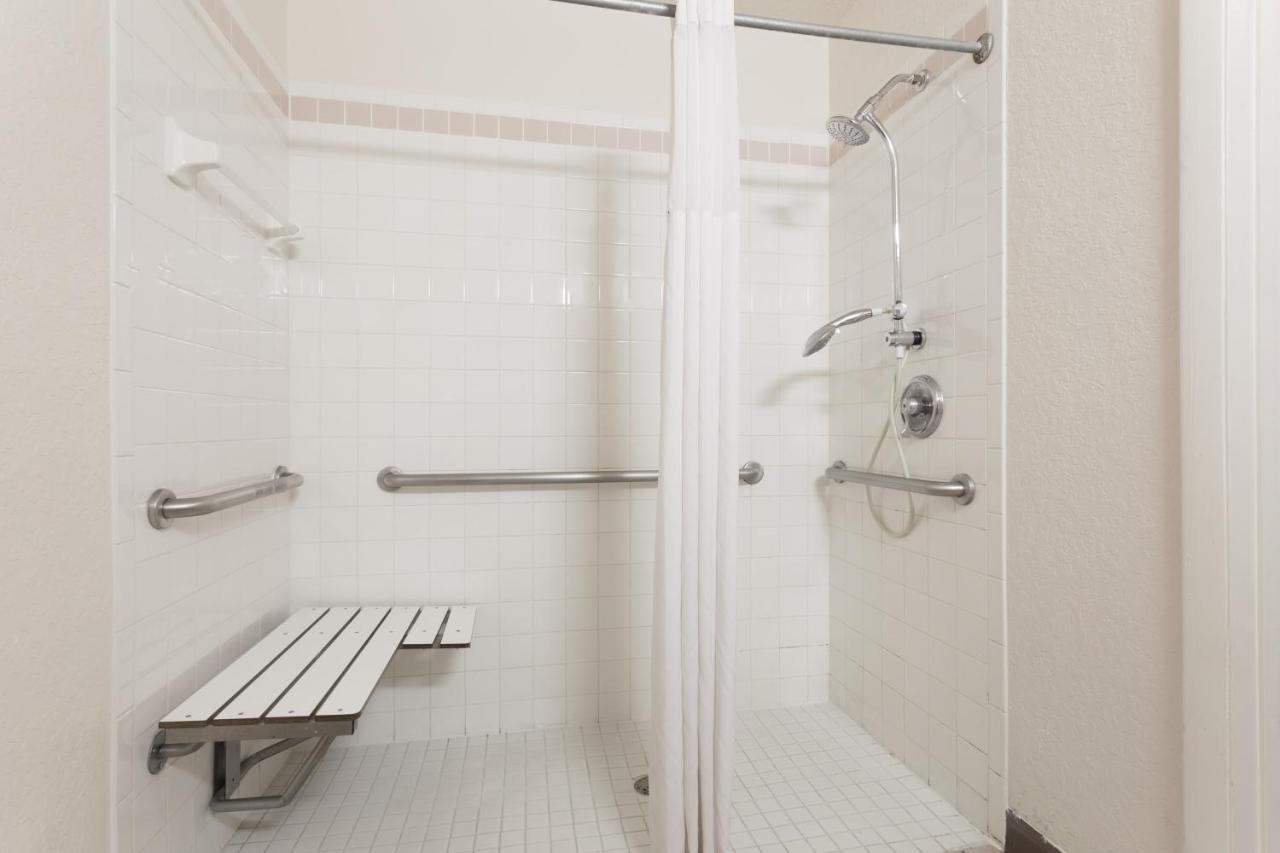 King Room with Mobility/Hearing Impaired Access - Non-Smoking at Days Inn by Wyndham Sarasota I-75