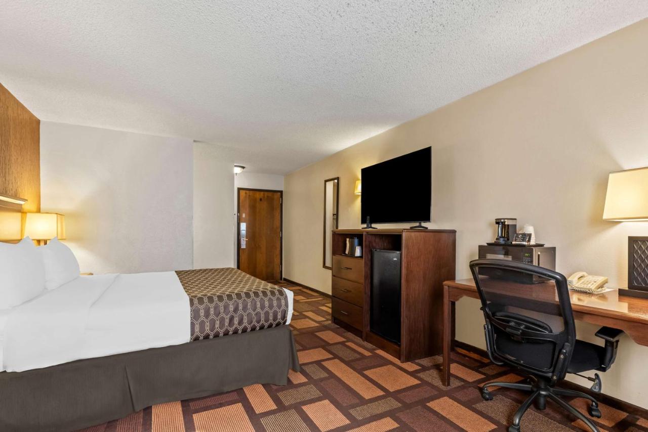 King Suite at Best Western Tower West Lodge
