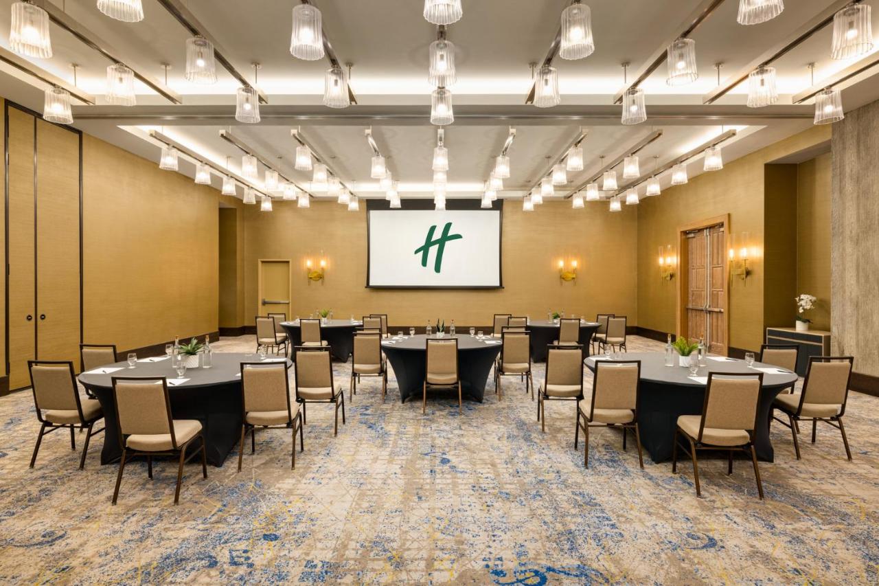 | Holiday Inn and Suites Nashville Broadway