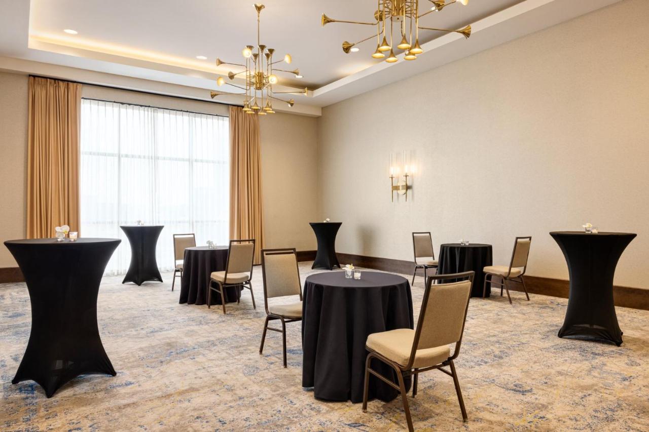 | Holiday Inn and Suites Nashville Broadway