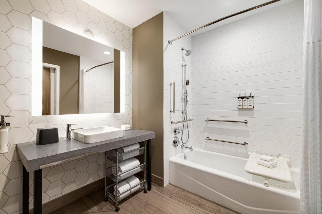| Holiday Inn and Suites Nashville Broadway