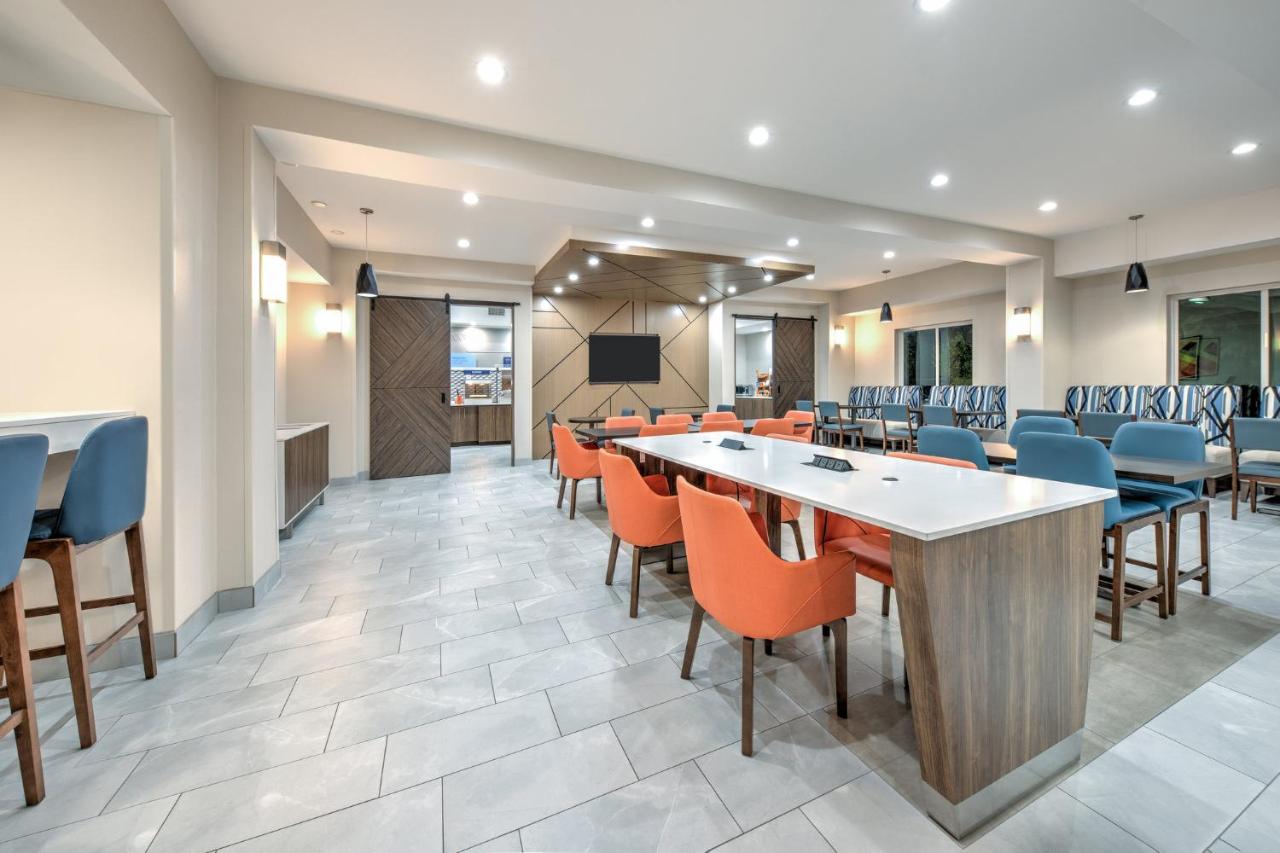 | Holiday Inn Express Hotel & Suites DALLAS WEST, an IHG Hotel
