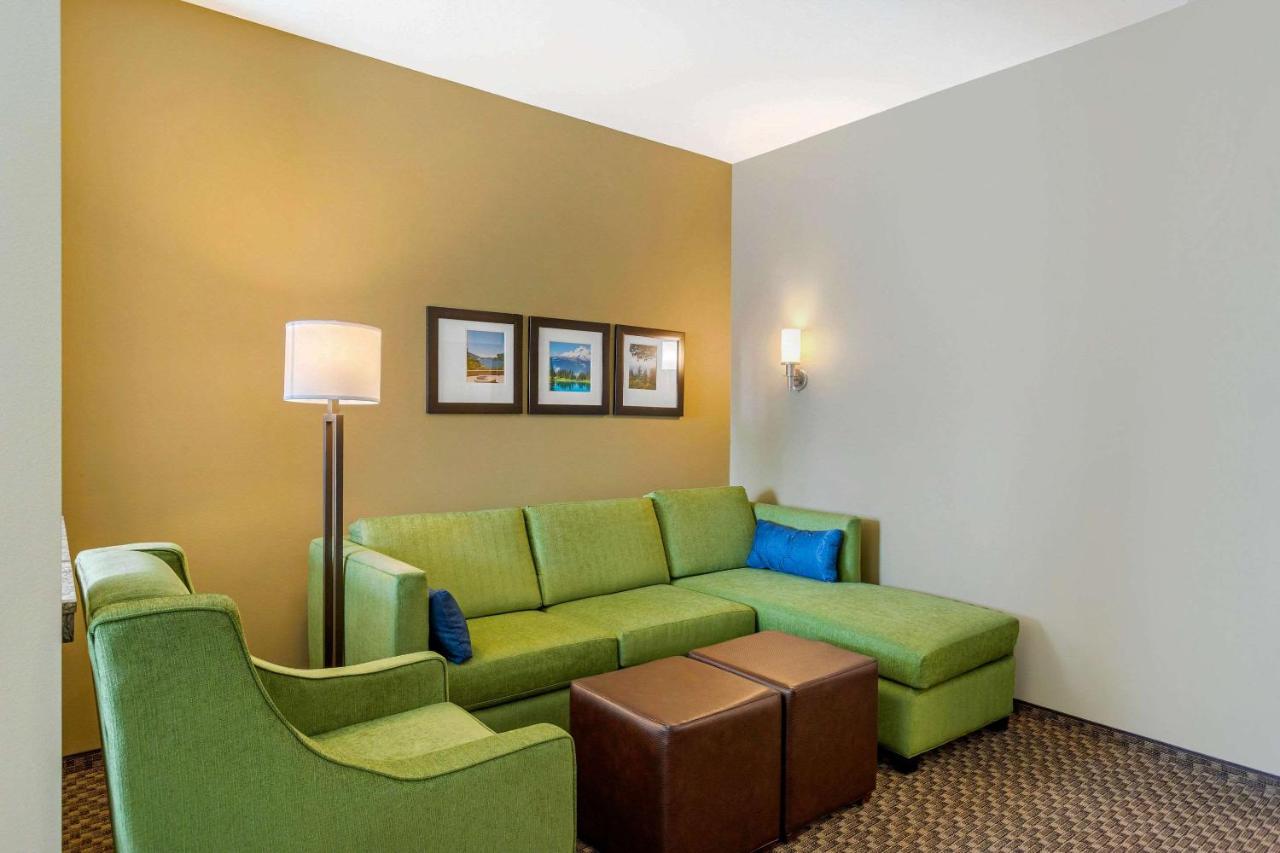 Queen Suite with Two Queen Beds and Sofa Bed at Comfort Suites Burlington near I-5