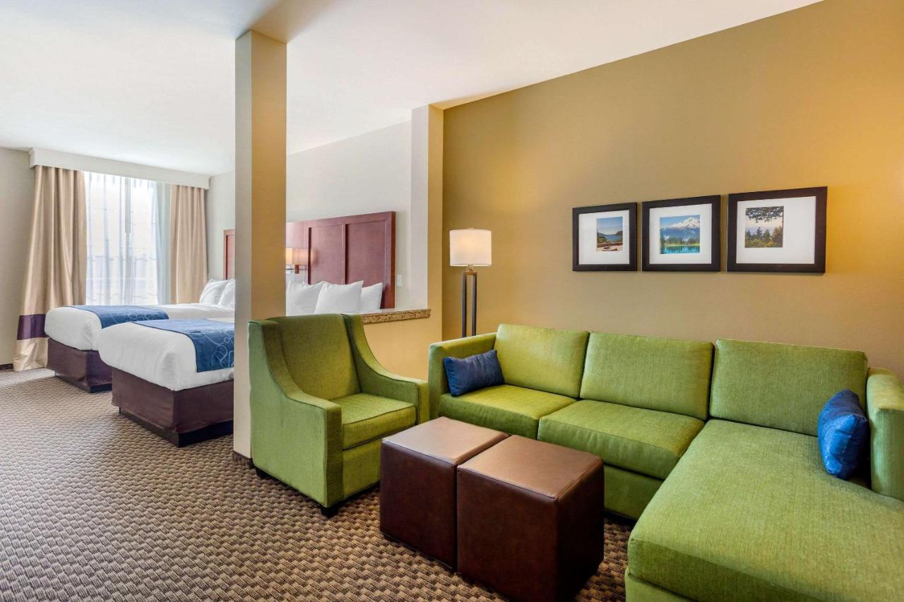 Queen Suite with Two Queen Beds and Sofa Bed at Comfort Suites Burlington near I-5
