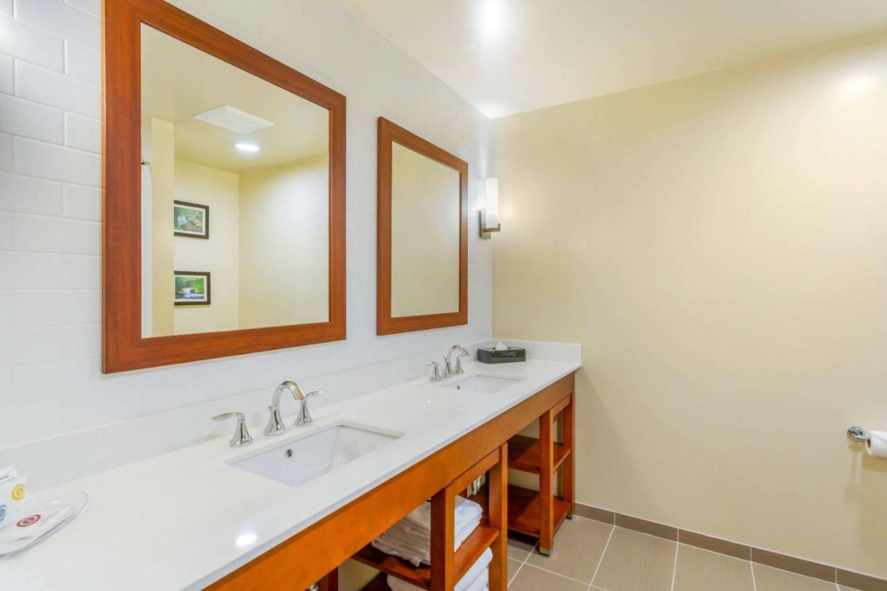 Queen Suite with Two Queen Beds and Sofa Bed at Comfort Suites Burlington near I-5