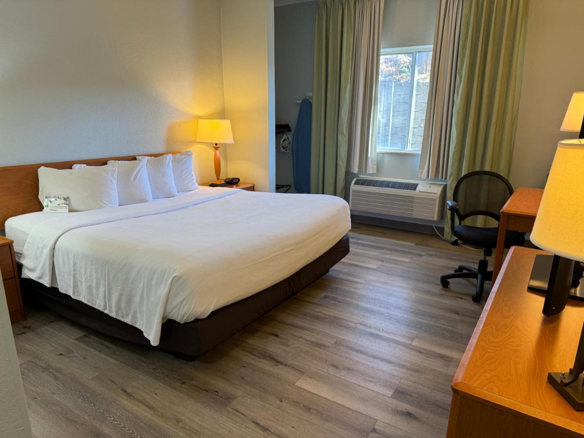 King Room - Mobility Access/Non-Smoking at Wingate by Wyndham Sioux City