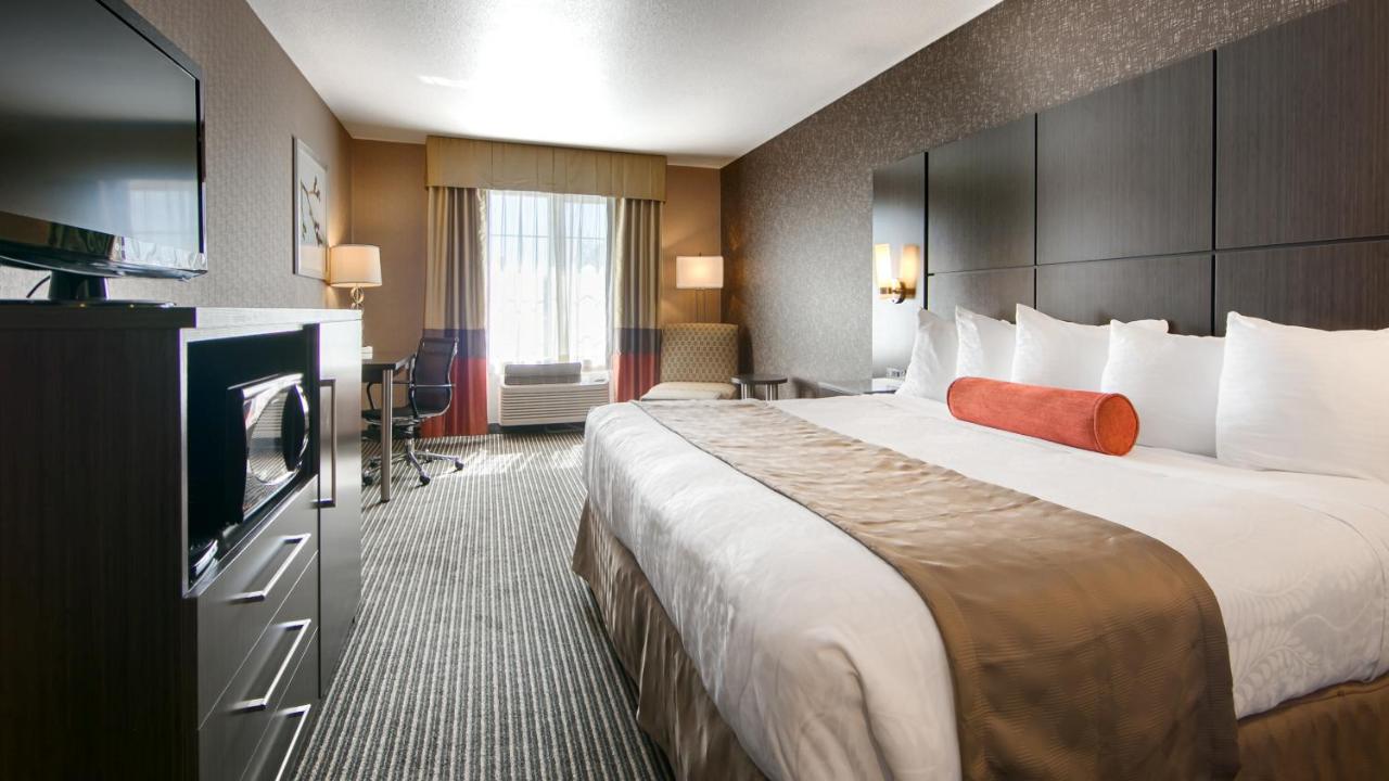 King Room with Roll-In Shower - Disability Access at Best Western Plus Rama Inn & Suites