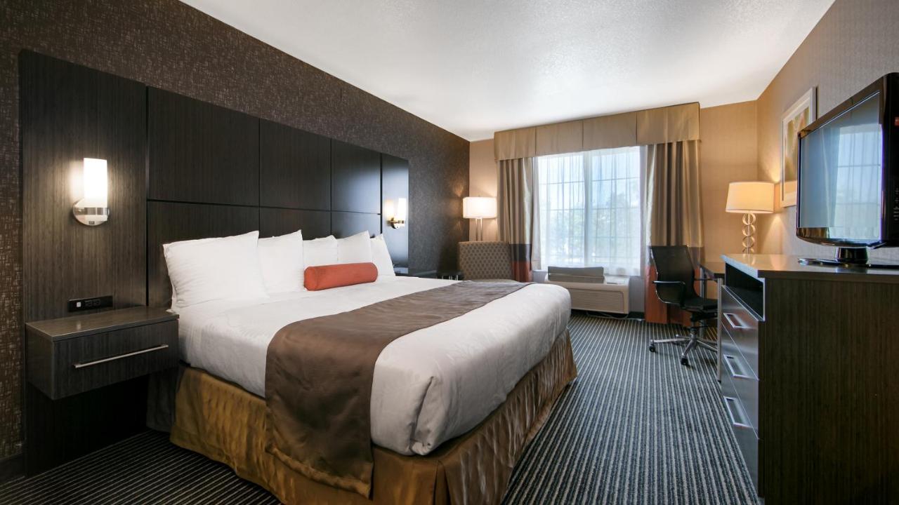 King Room with Roll-In Shower - Disability Access at Best Western Plus Rama Inn & Suites