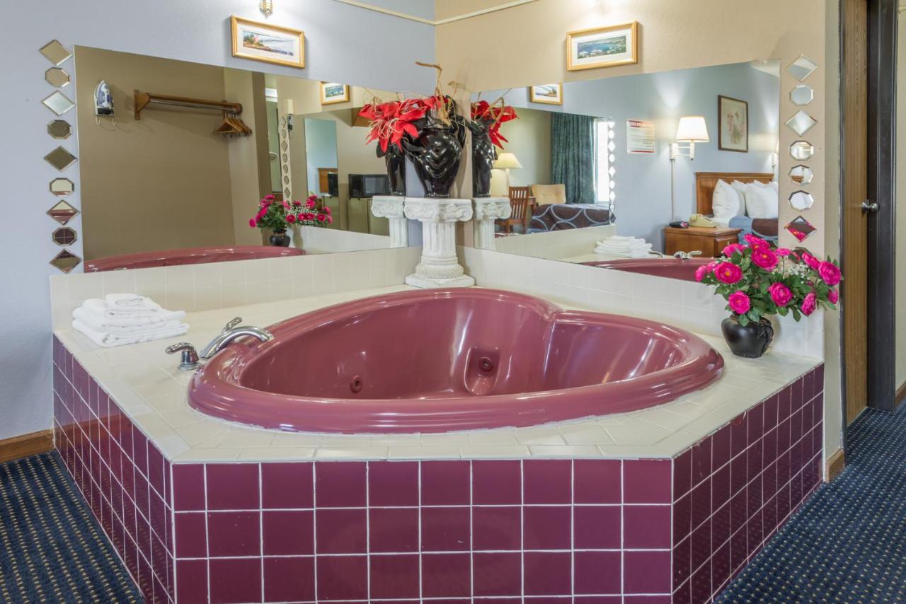 King Suite with Spa Bath - Non-Smoking at Super 8 by Wyndham O'Fallon MO/St. Louis Area
