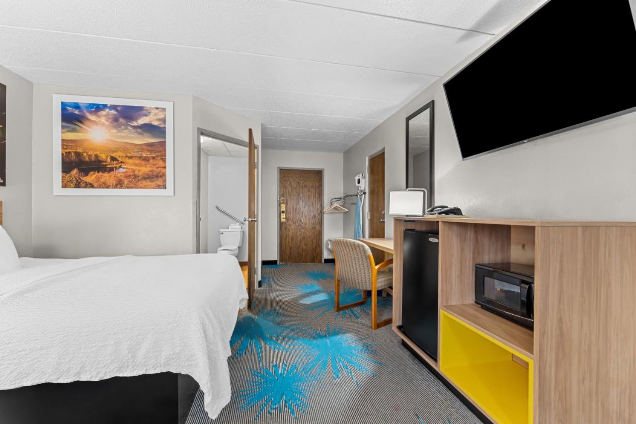Queen Room with Two Queen Beds Disability Access, Non-Smoking at Days Inn by Wyndham Sioux Falls Empire