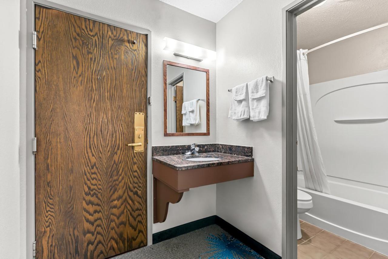 Standard Queen Room - Non-Smoking at Days Inn by Wyndham Sioux Falls Empire