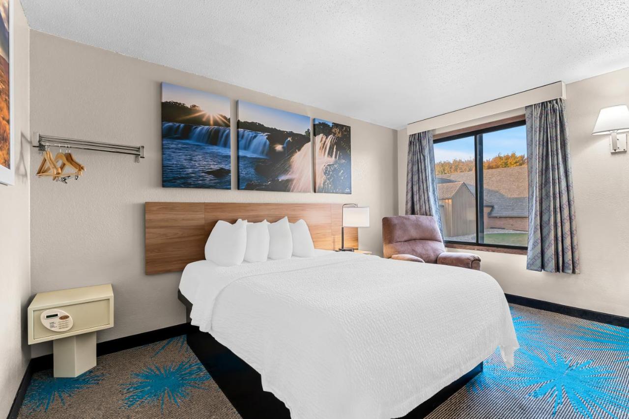 Standard Queen Room - Non-Smoking at Days Inn by Wyndham Sioux Falls Empire