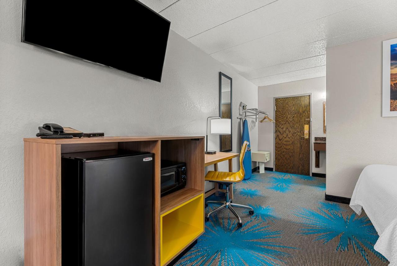 Queen Room with Two Queen Beds - Non-Smoking at Days Inn by Wyndham Sioux Falls Empire