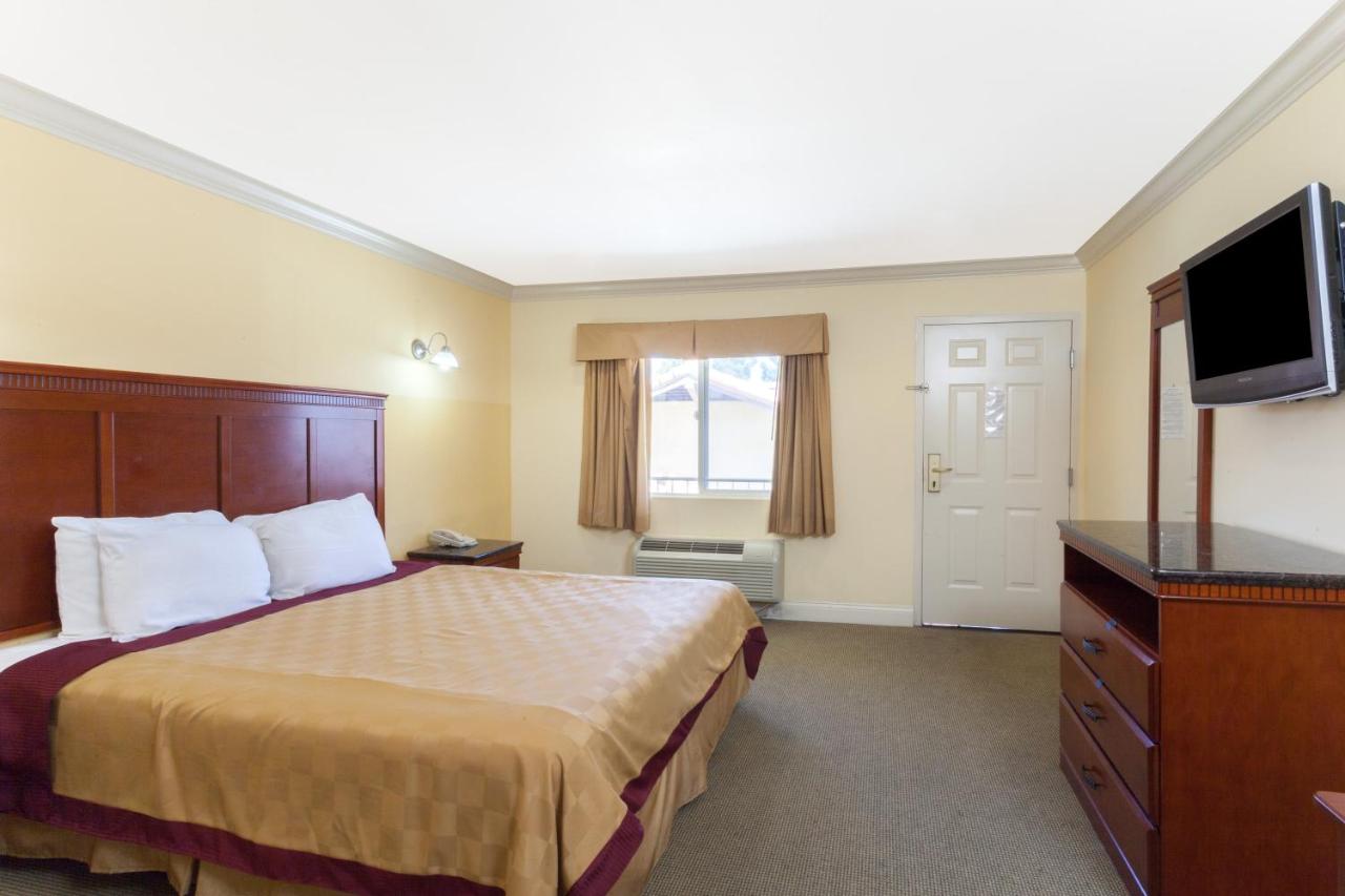 King Room- Non-Smoking at Travelodge by Wyndham Brea