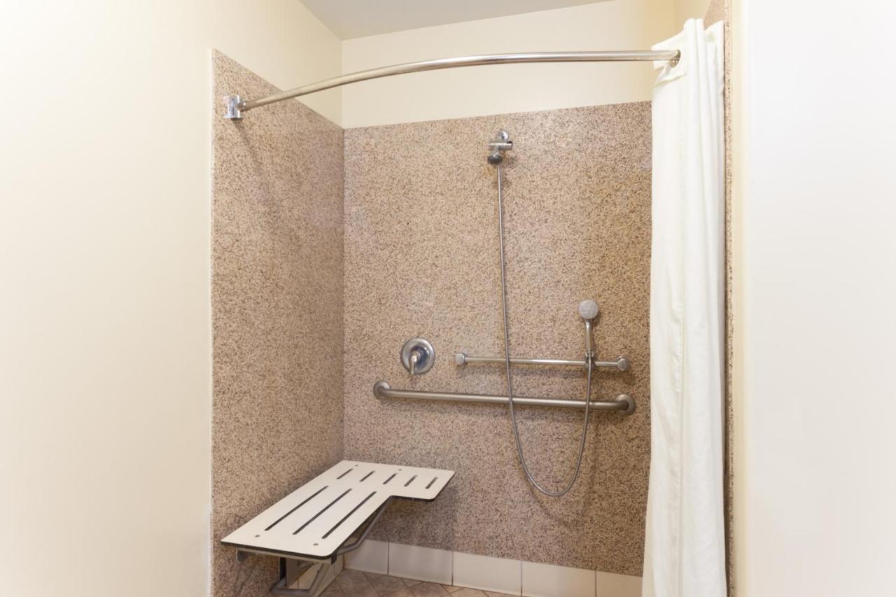 1 Queen Bed, Mobility/Hearing Impaired Access Room, Roll-In Shower, Non-Smoking at Travelodge by Wyndham Brea