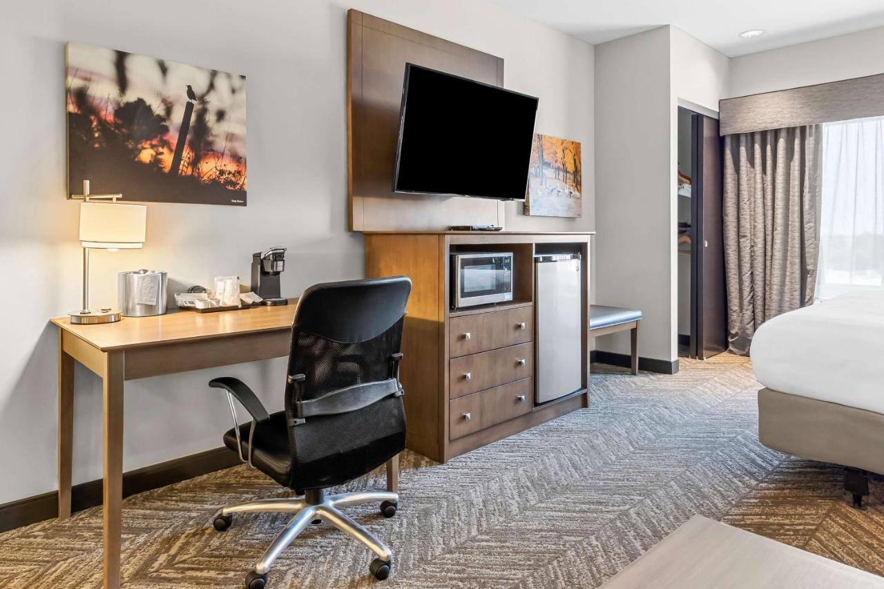 King Suite with Roll - In Shower - Disability Access at Best Western Plus Bolivar Hotel & Suites