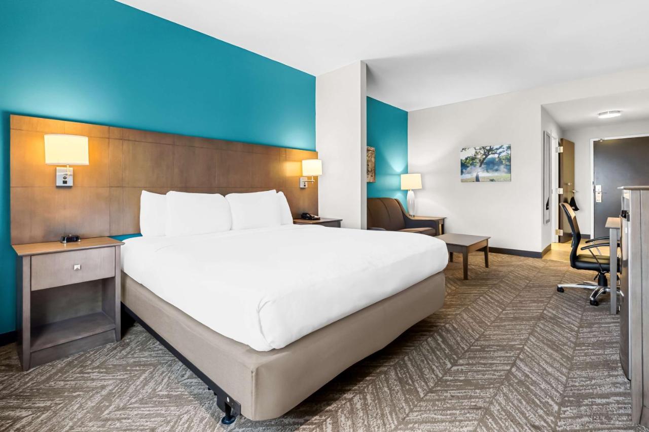 King Suite with Roll - In Shower - Disability Access at Best Western Plus Bolivar Hotel & Suites