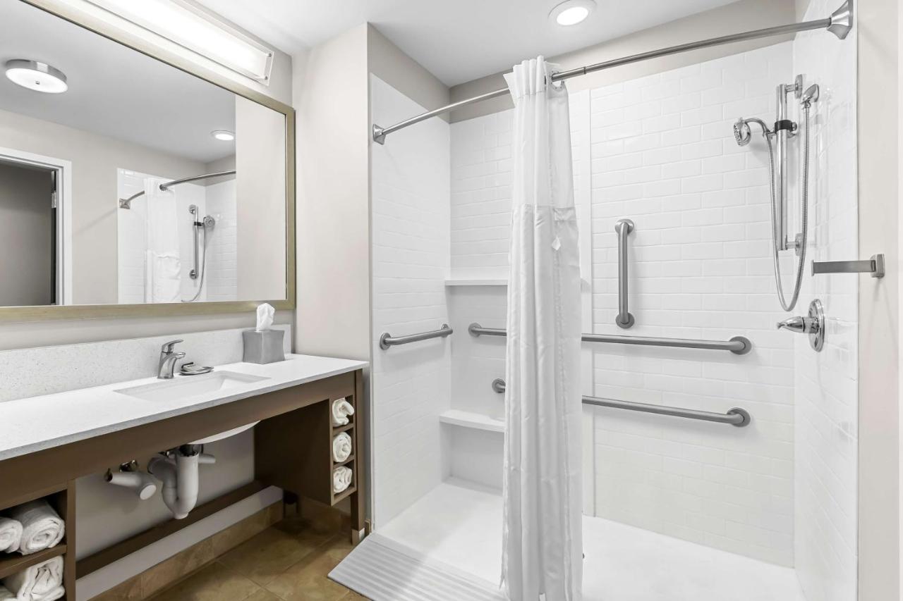 King Suite with Roll - In Shower - Disability Access at Best Western Plus Bolivar Hotel & Suites