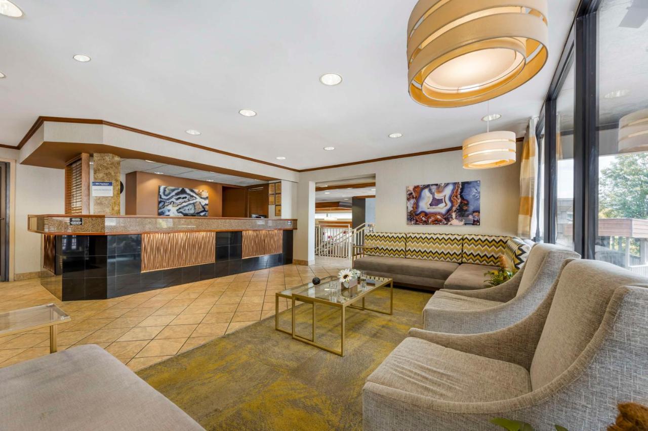 | Best Western Plus Landing View Inn & Suites