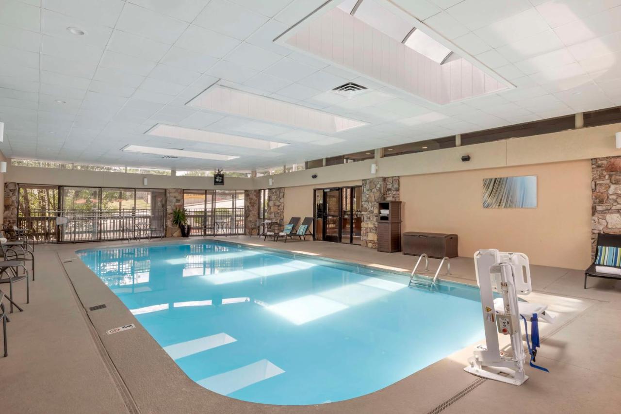 | Best Western Plus Landing View Inn & Suites