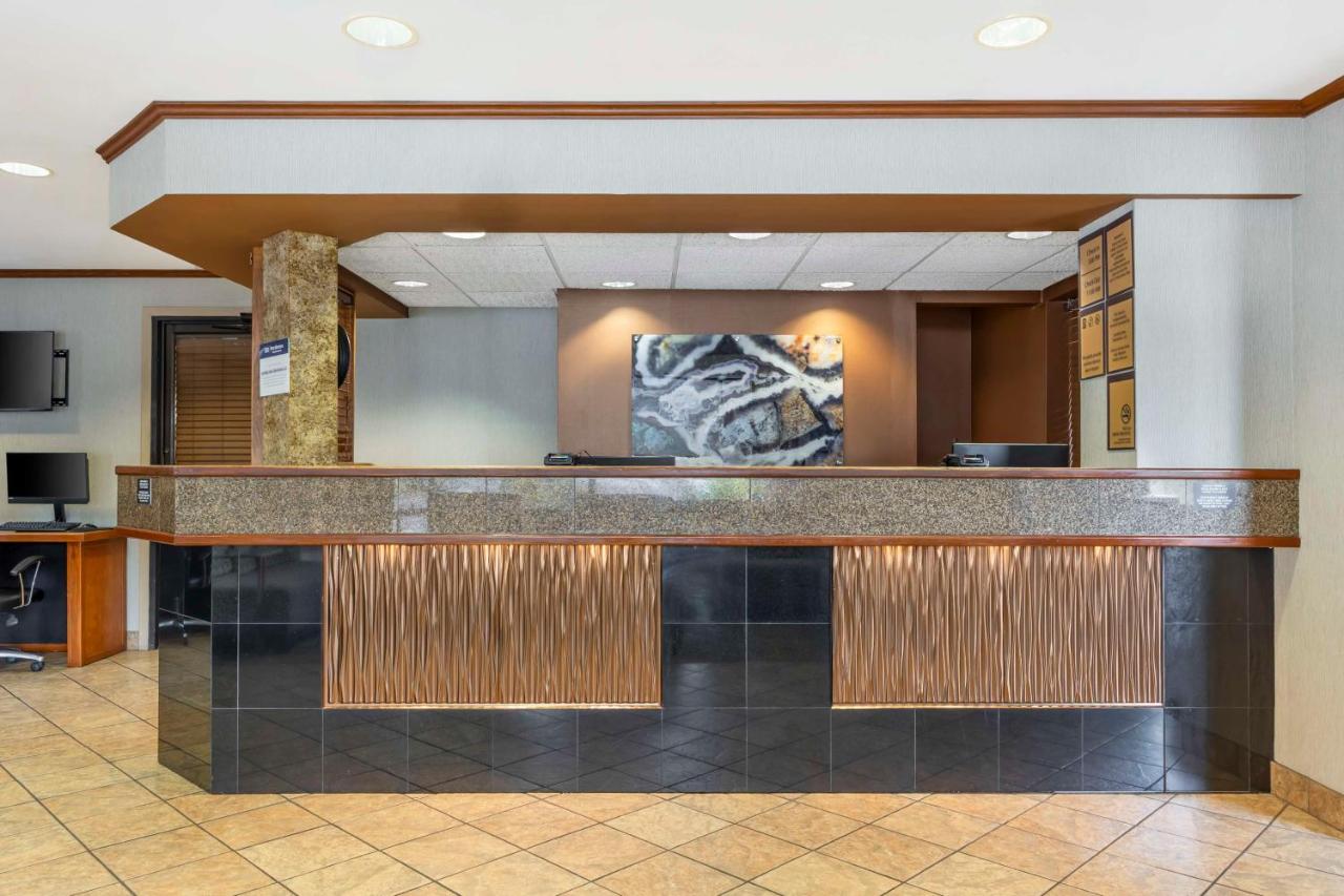 | Best Western Plus Landing View Inn & Suites