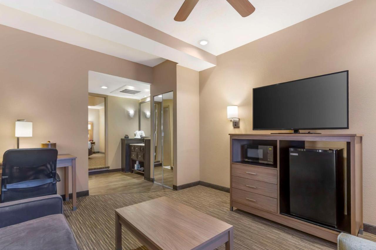 | Best Western Plus Landing View Inn & Suites