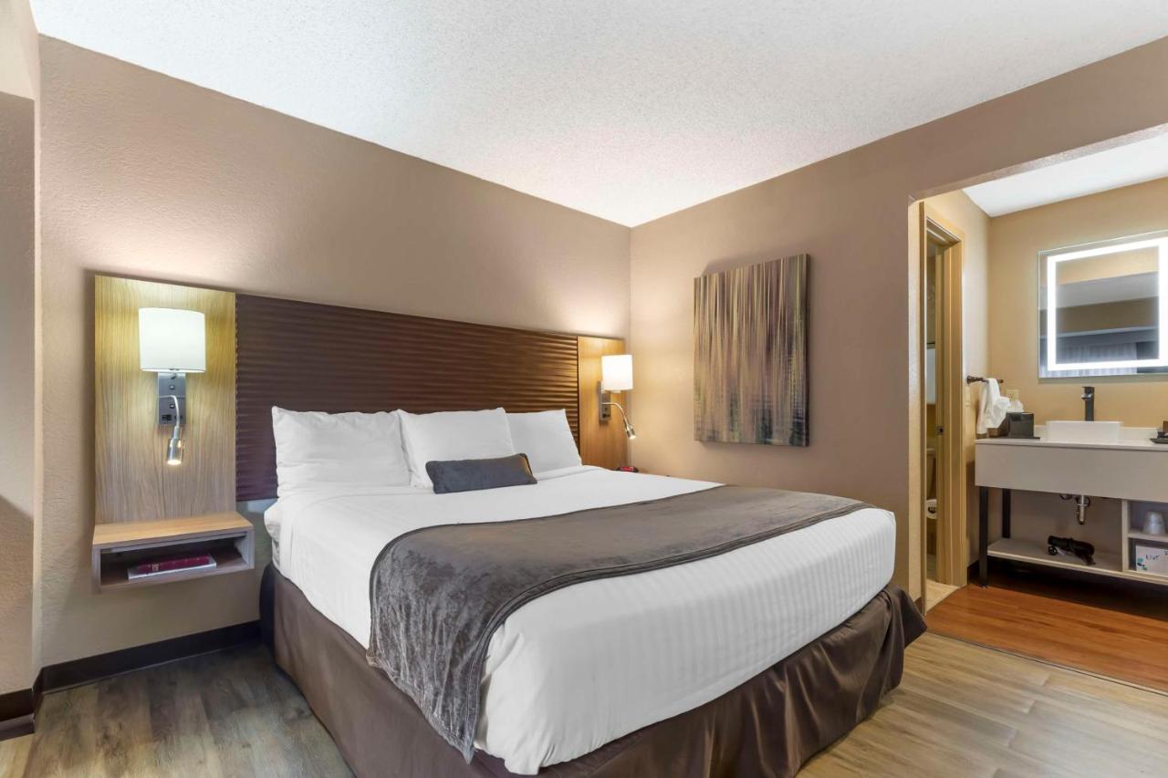| Best Western Plus Landing View Inn & Suites