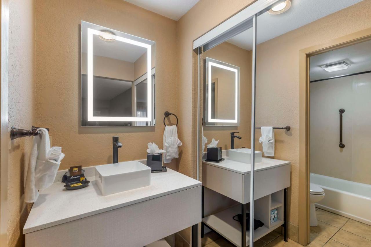| Best Western Plus Landing View Inn & Suites