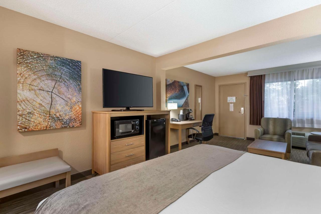 | Best Western Plus Landing View Inn & Suites