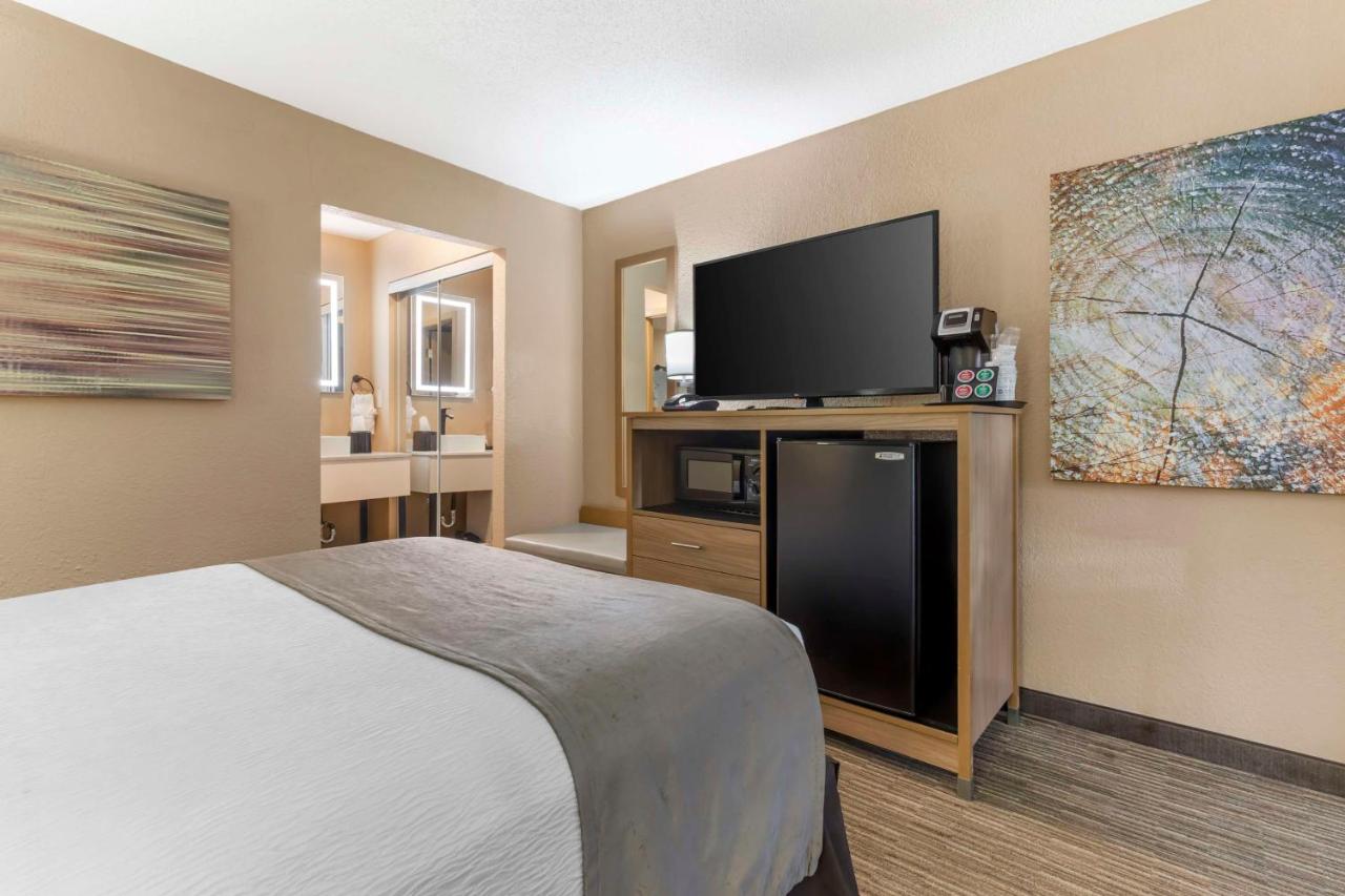 King Suite with Spa Bath - Non-Smoking at Best Western Plus Landing View Inn & Suites