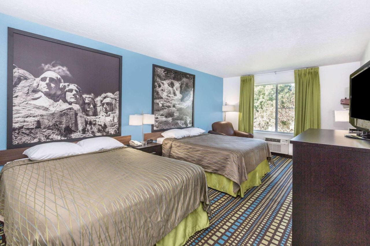 | Super 8 by Wyndham North Sioux City