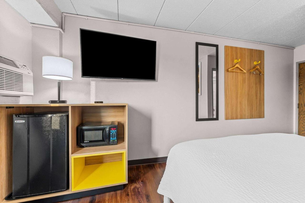 Queen Room - Non-Smoking at Days Inn by Wyndham Sioux Falls Empire