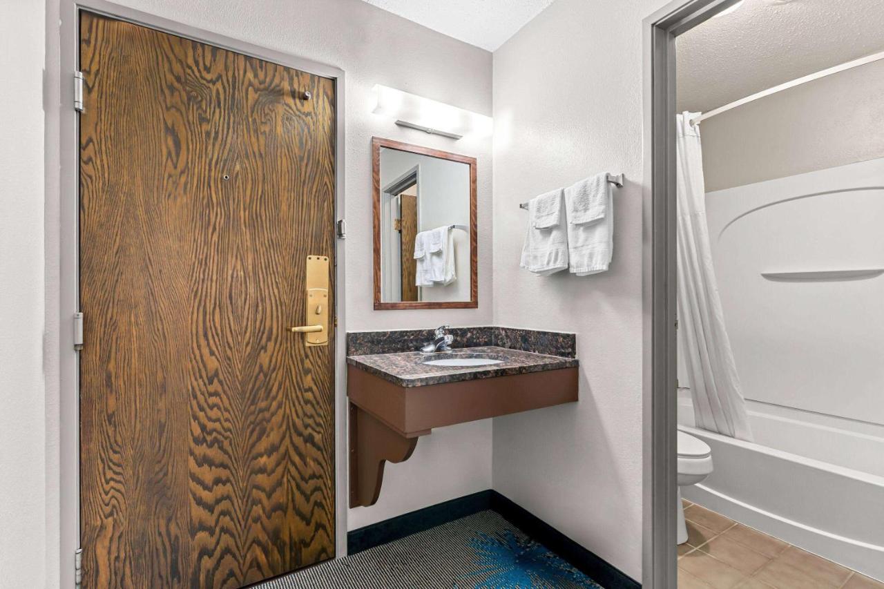 Standard Queen Room - Non-Smoking at Days Inn by Wyndham Sioux Falls Empire