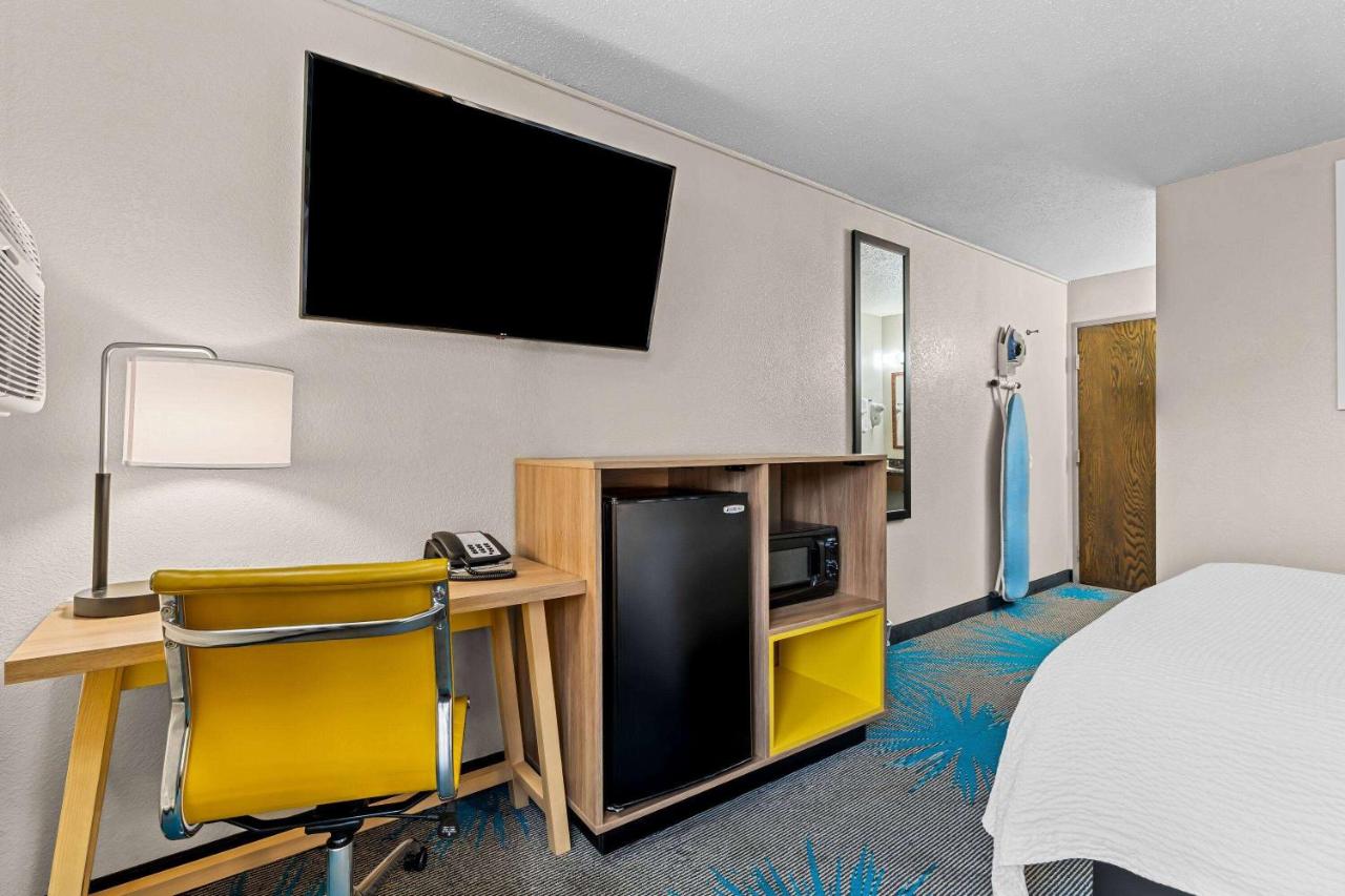 Standard Queen Room - Non-Smoking at Days Inn by Wyndham Sioux Falls Empire