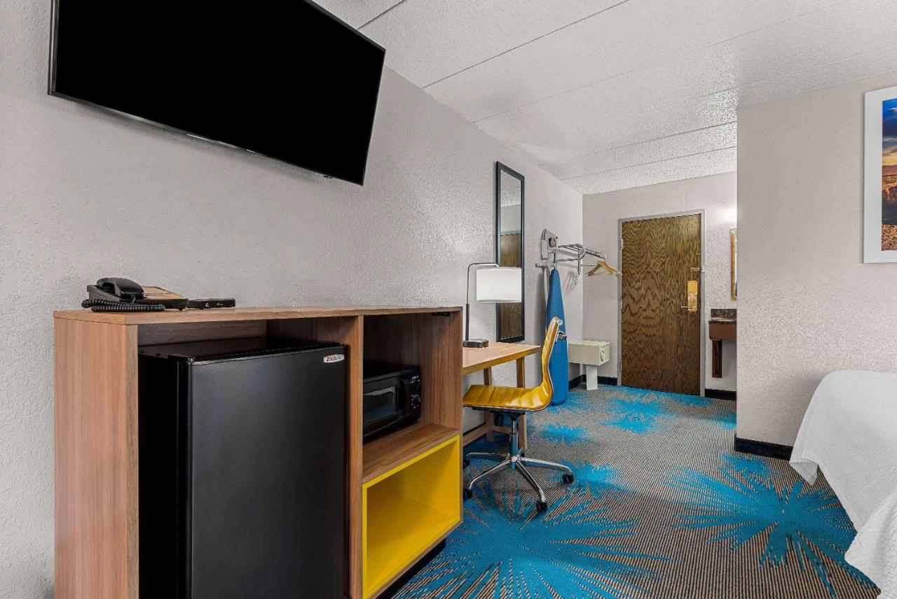 Queen Room with Two Queen Beds - Non-Smoking at Days Inn by Wyndham Sioux Falls Empire