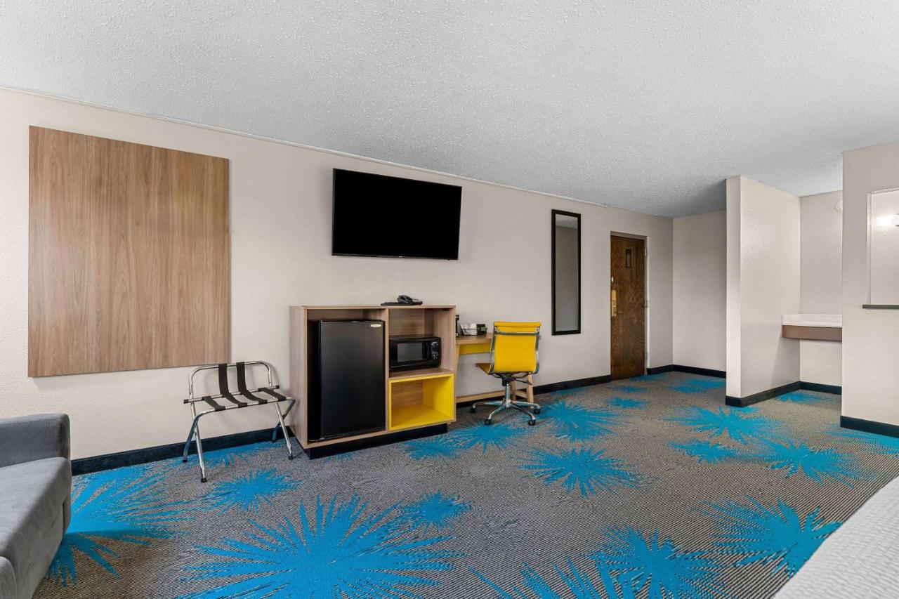 Queen Room with Two Queen Beds Studio, Suite, Non-Smoking at Days Inn by Wyndham Sioux Falls Empire