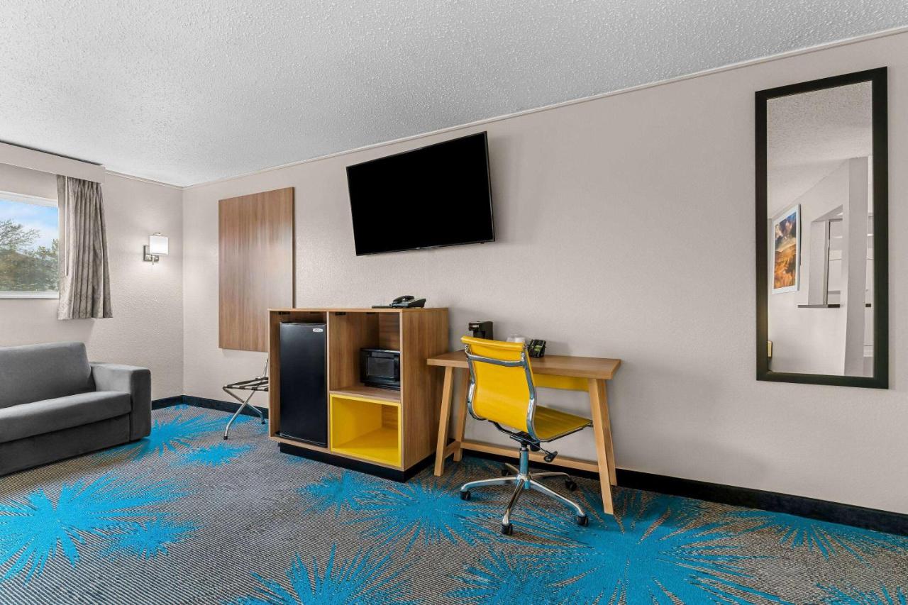 Queen Room with Two Queen Beds Studio, Suite, Non-Smoking at Days Inn by Wyndham Sioux Falls Empire