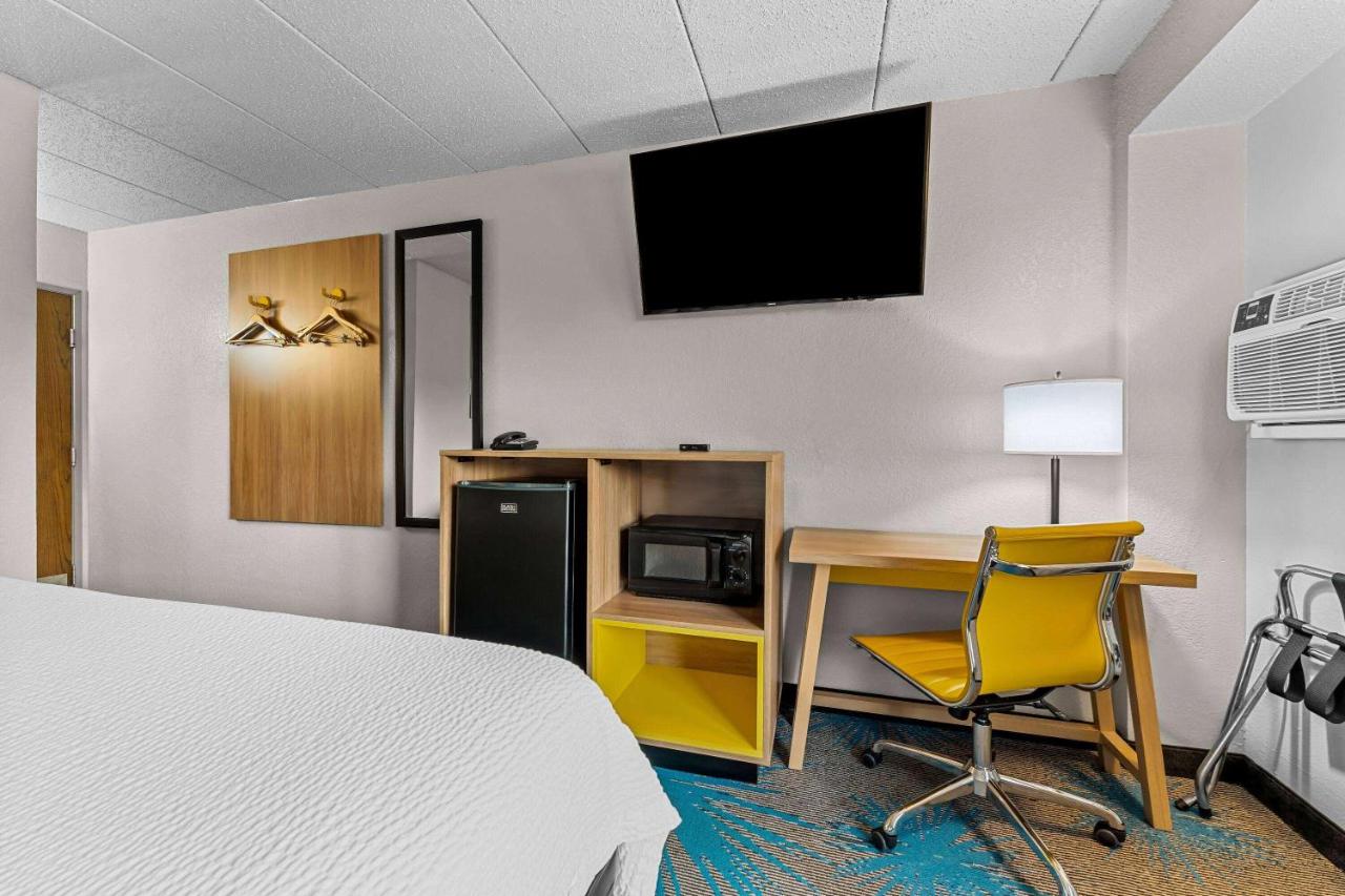 Business King Room - Non-Smoking at Days Inn by Wyndham Sioux Falls Empire