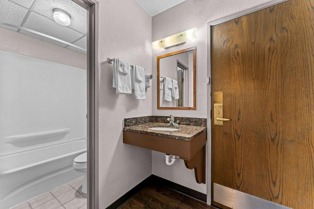 Business King Room - Non-Smoking at Days Inn by Wyndham Sioux Falls Empire