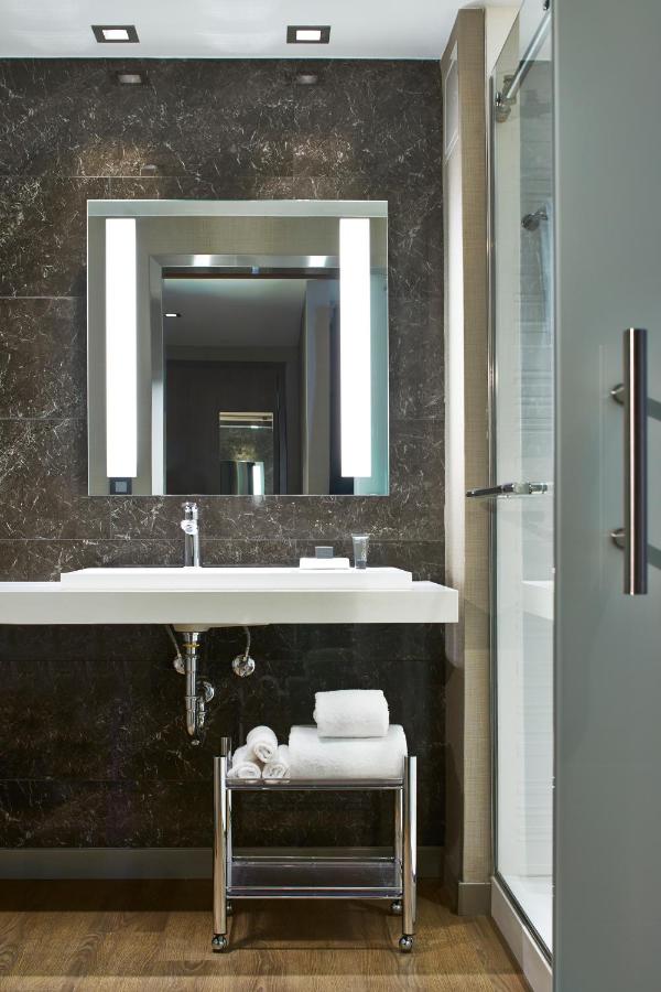 Deluxe King Room at AC Hotel by Marriott Seattle Bellevue/Downtown